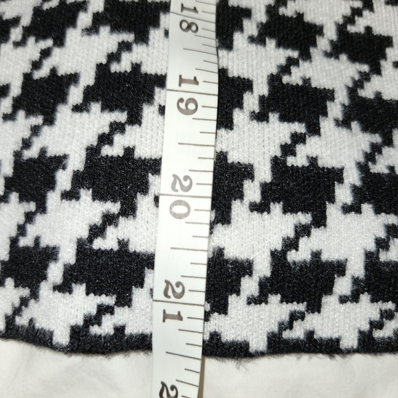 Knit houndstooth hight-waisted pencil skirt in size Large - Picture 10 of 10